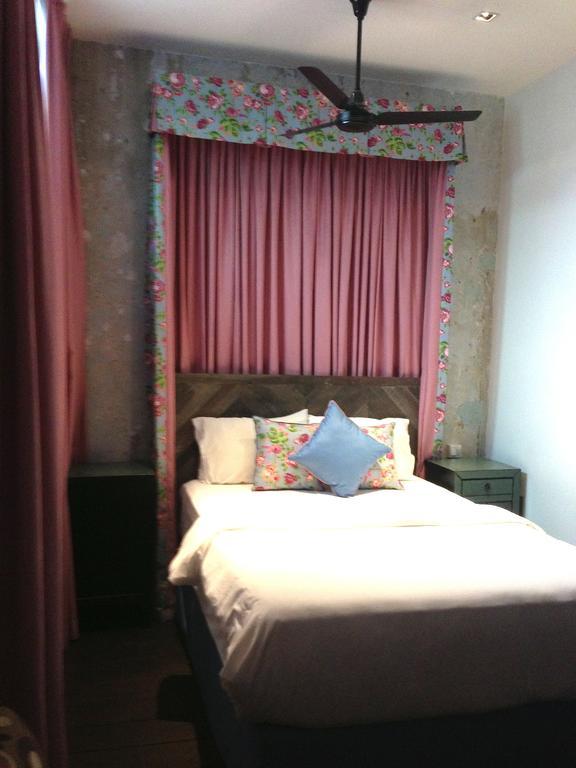 Rabbit Carrot Gun Aparthotel Singapore Rum bild